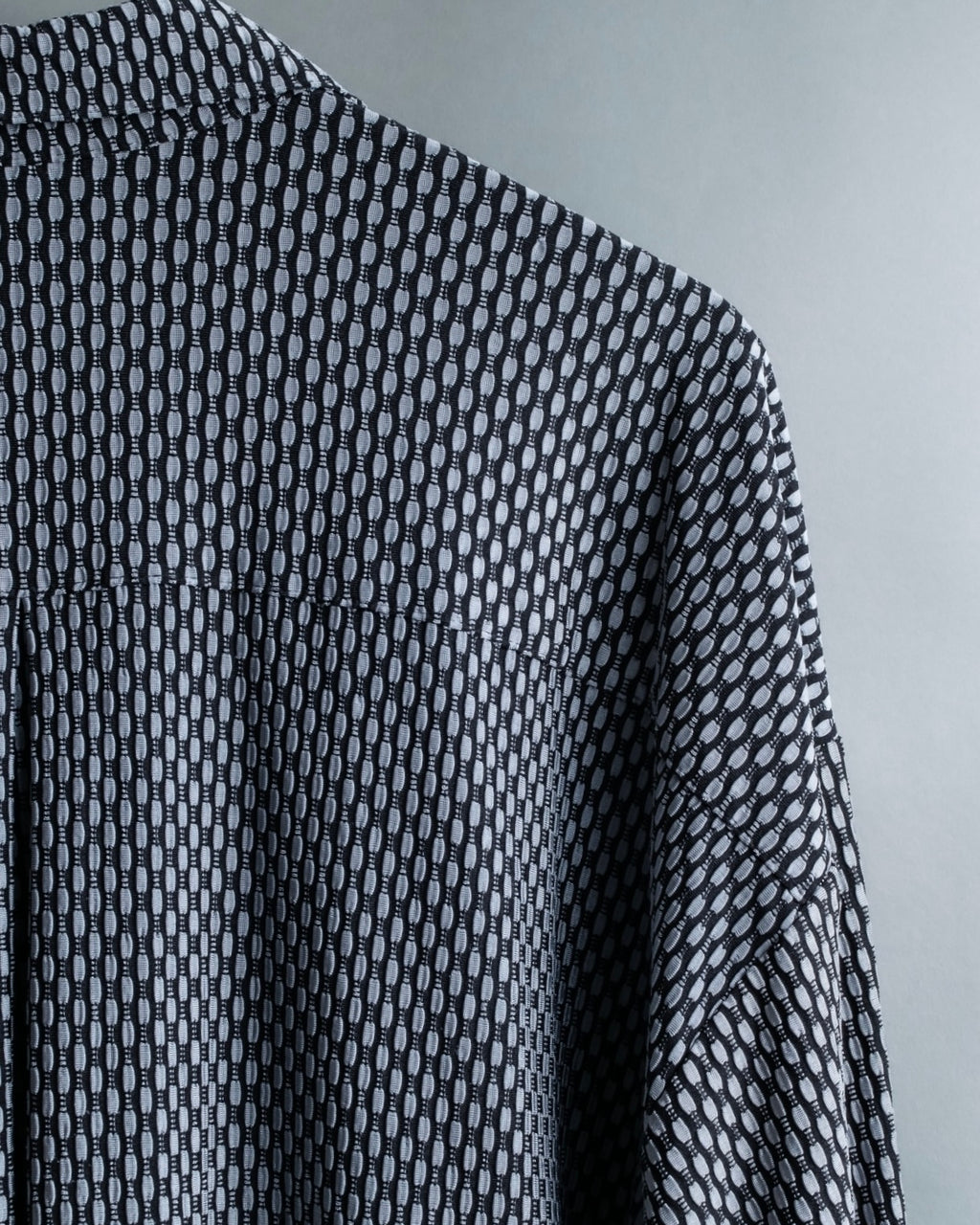 Vintage three-dimensional processed monotone polyester shirt