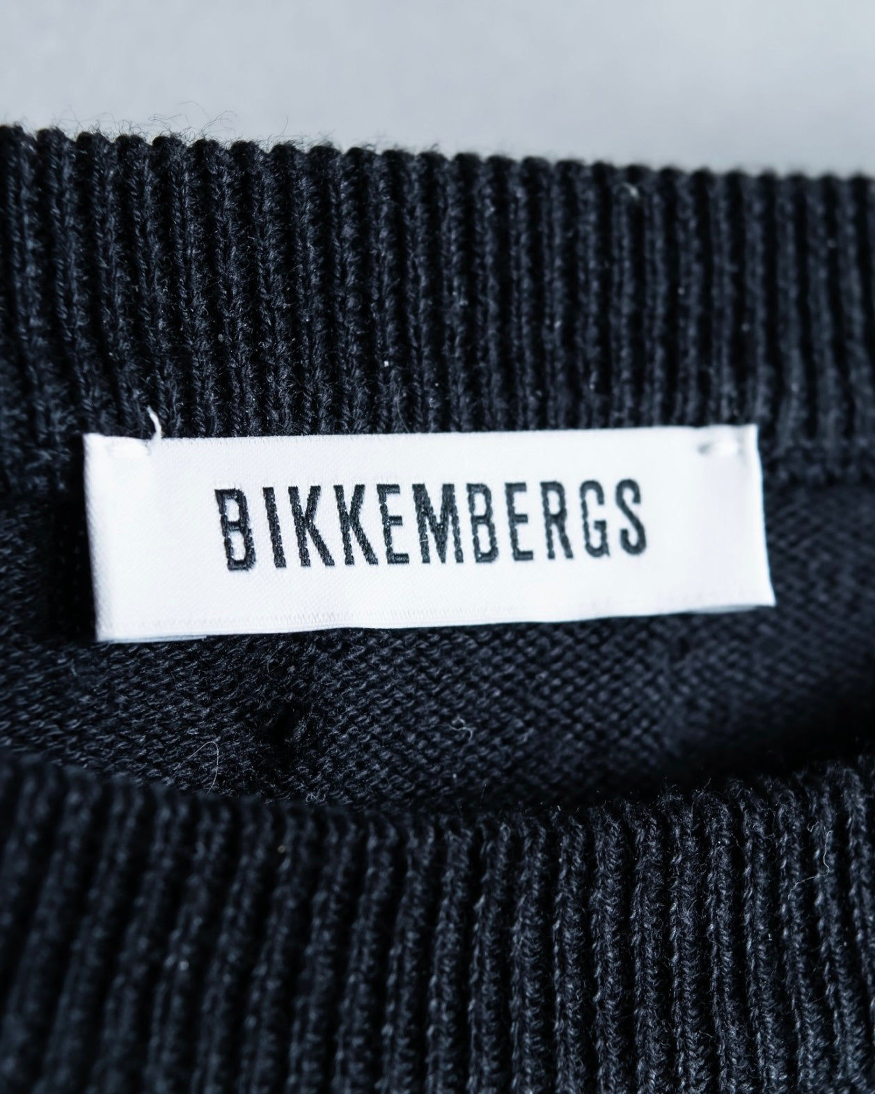 "BIKKEMBERGS" V line design knit