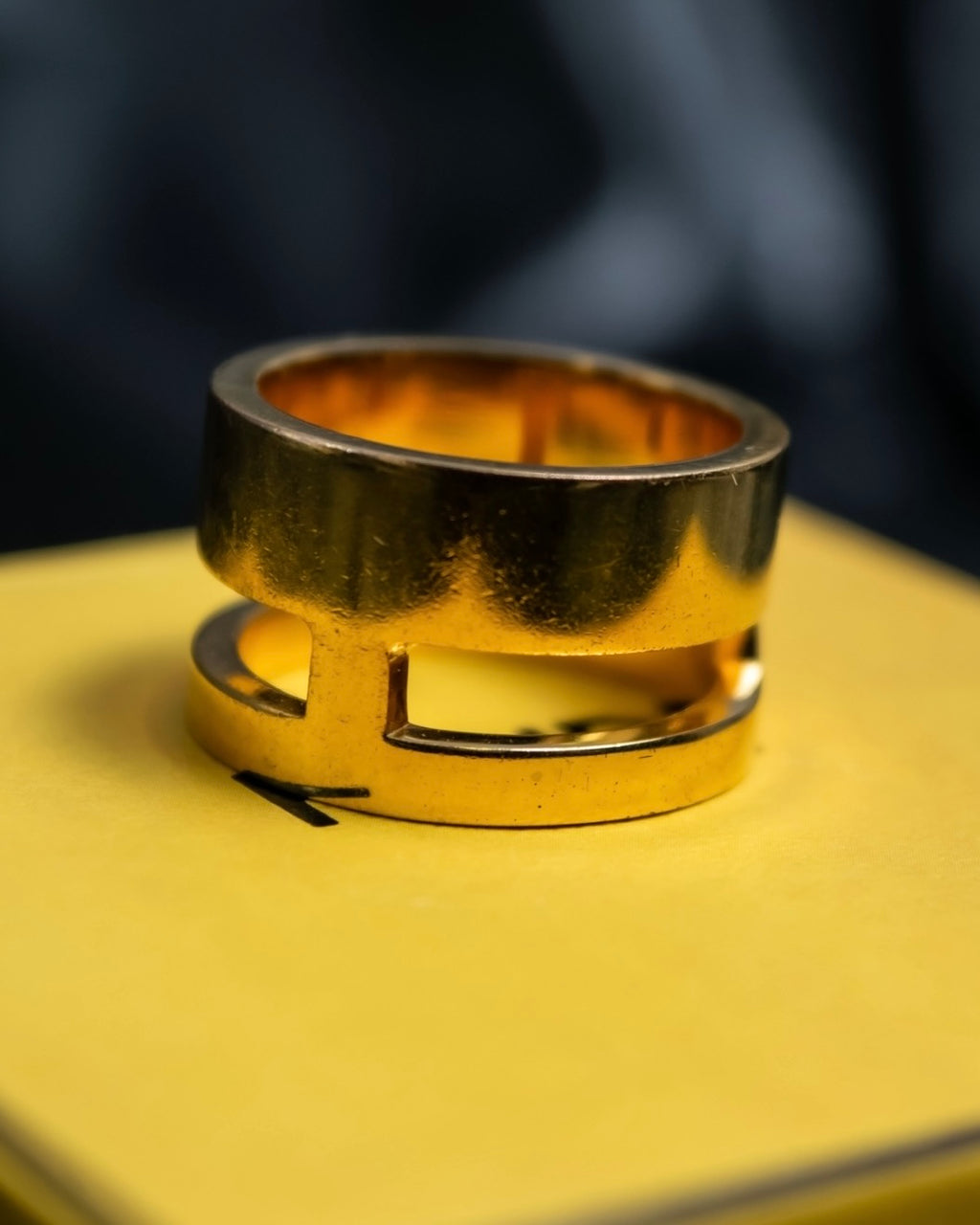 "FENDI" Bugs series iconic gold ring