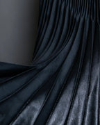 "UN3D." Shiny three-dimensional pleated skirt