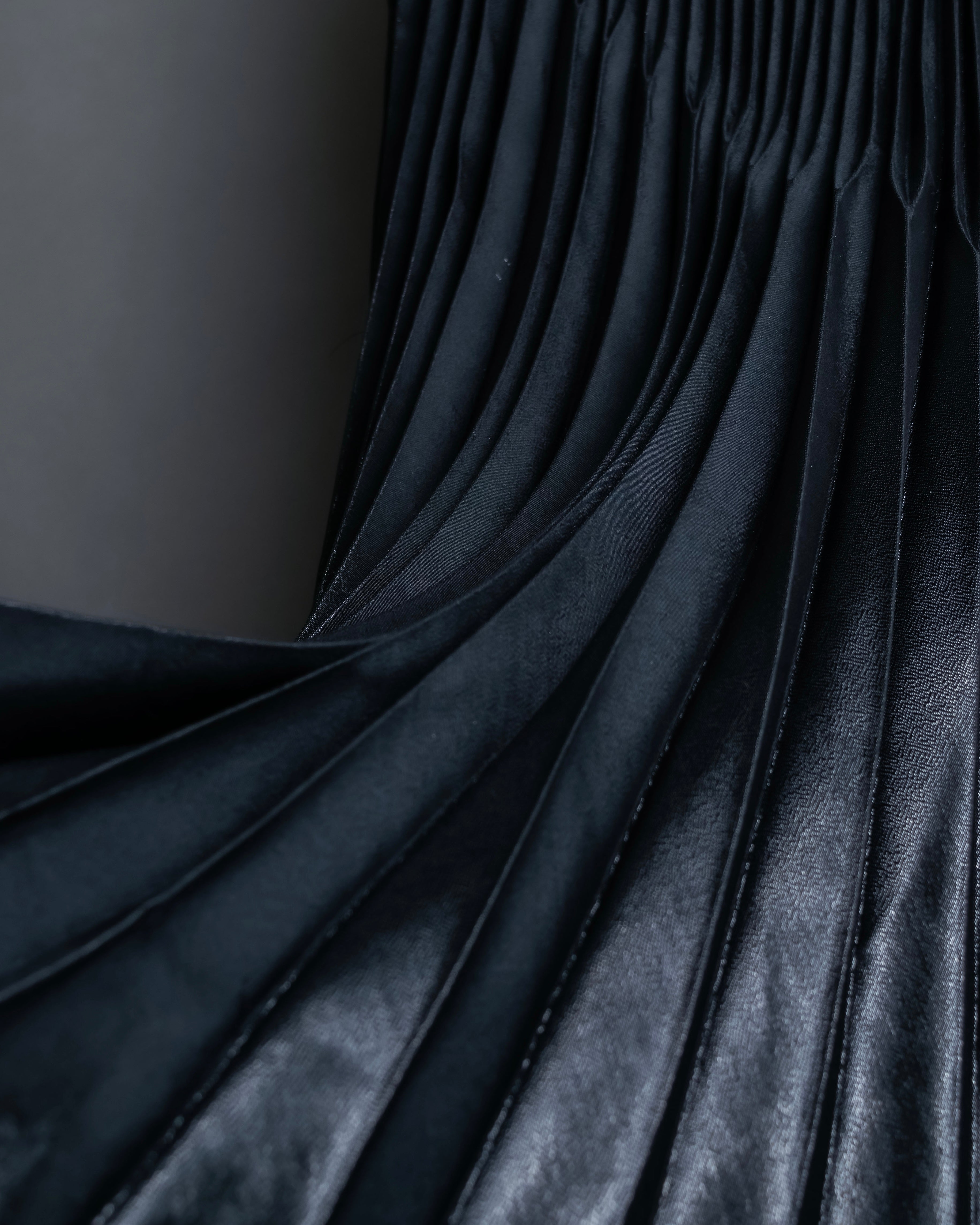 "UN3D." Shiny three-dimensional pleated skirt