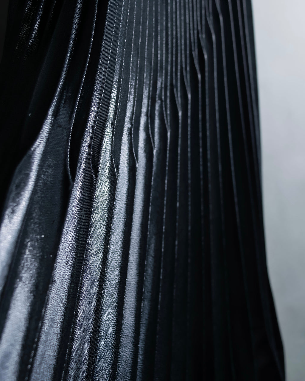 "UN3D." Shiny three-dimensional pleated skirt