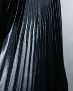 "UN3D." Shiny three-dimensional pleated skirt
