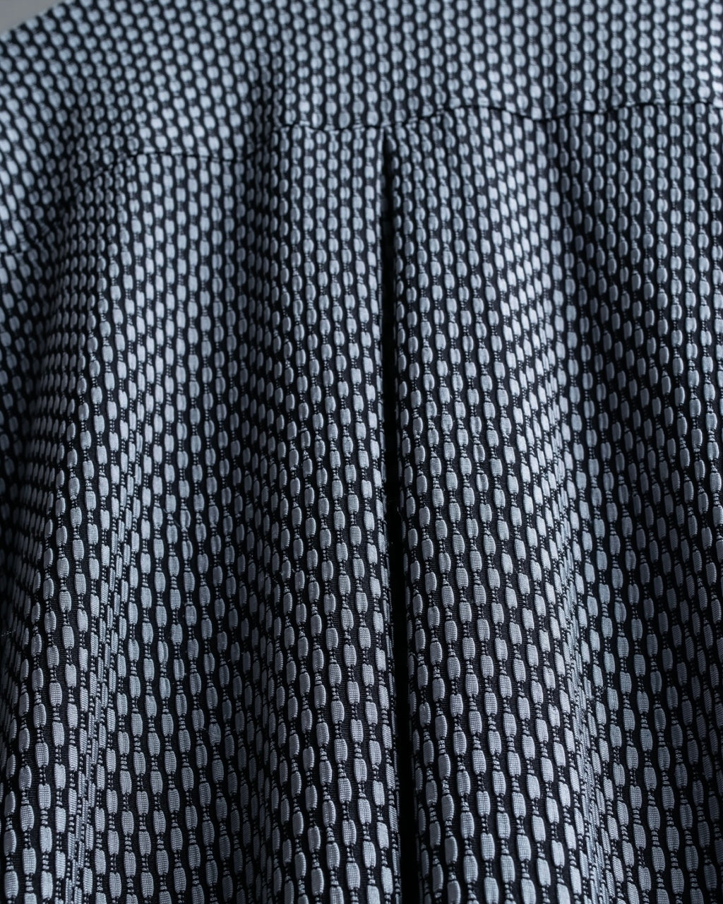 Vintage three-dimensional processed monotone polyester shirt