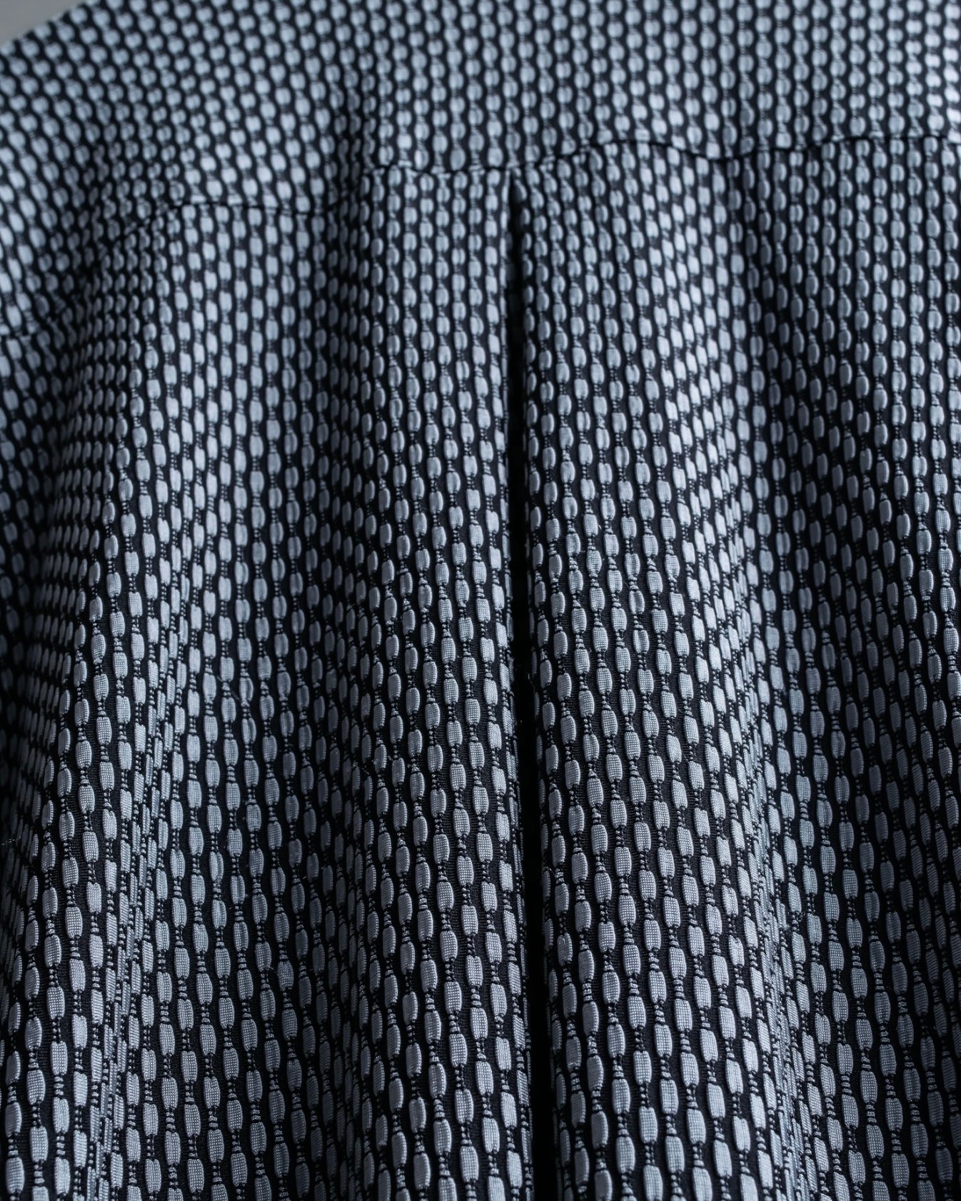 Vintage three-dimensional processed monotone polyester shirt