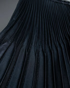 "UN3D." Shiny three-dimensional pleated skirt