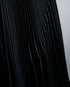 "UN3D." Shiny three-dimensional pleated skirt
