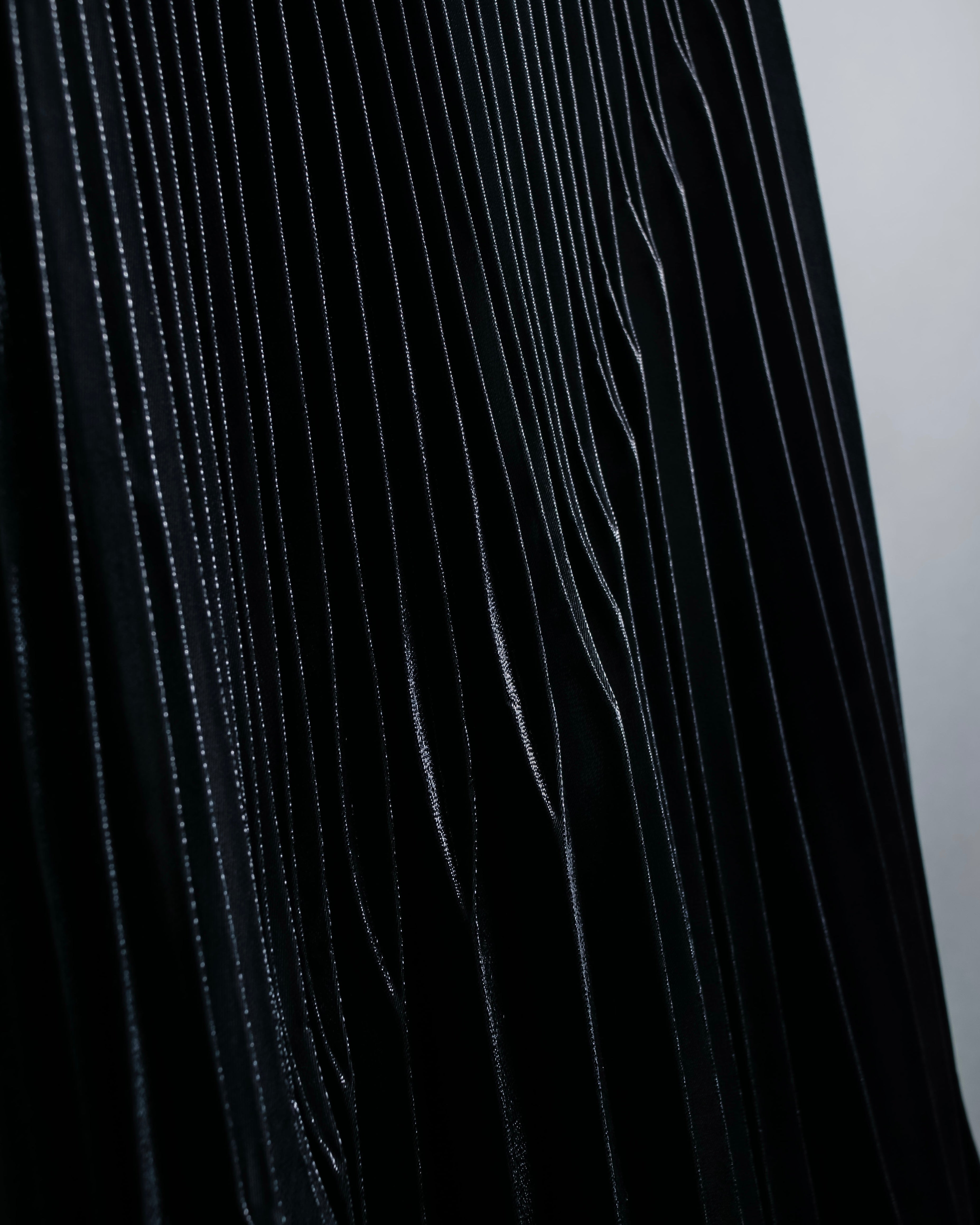 "UN3D." Shiny three-dimensional pleated skirt