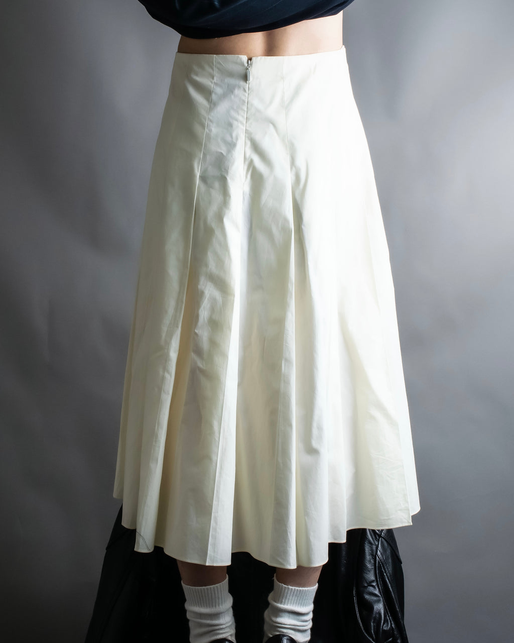 "FENDI" hole pattern and tack designed skirt