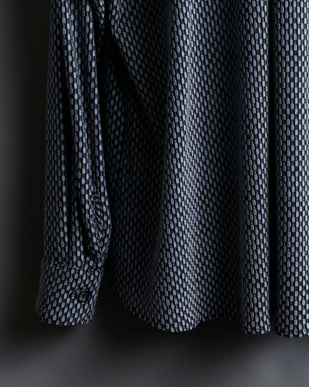 Vintage three-dimensional processed monotone polyester shirt