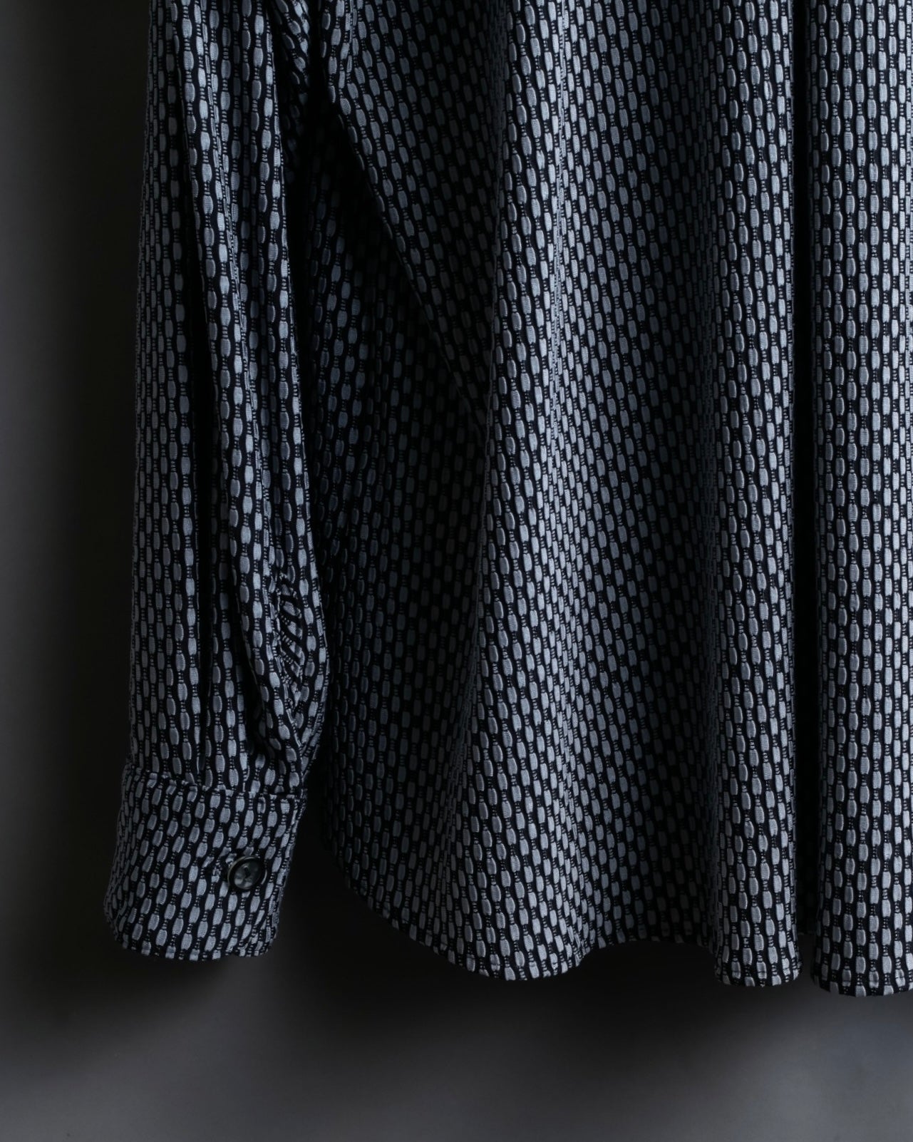 Vintage three-dimensional processed monotone polyester shirt