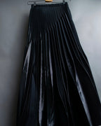 "UN3D." Shiny three-dimensional pleated skirt