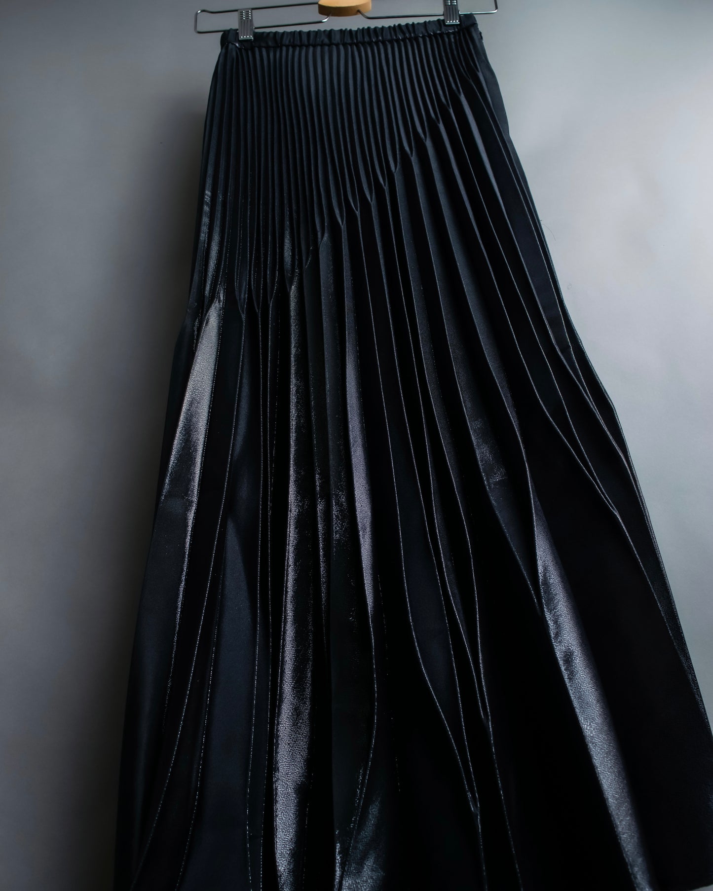 "UN3D." Shiny three-dimensional pleated skirt