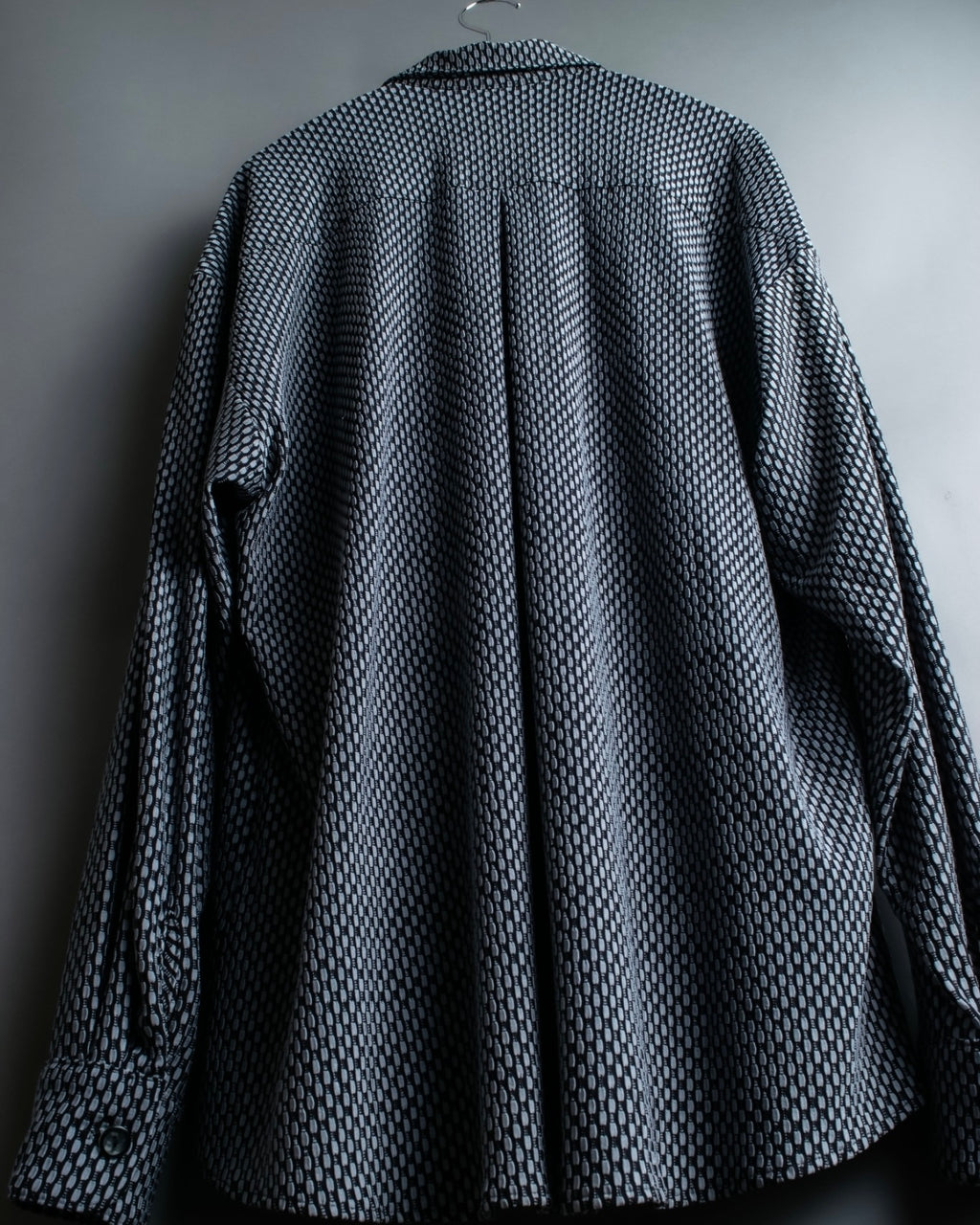 Vintage three-dimensional processed monotone polyester shirt