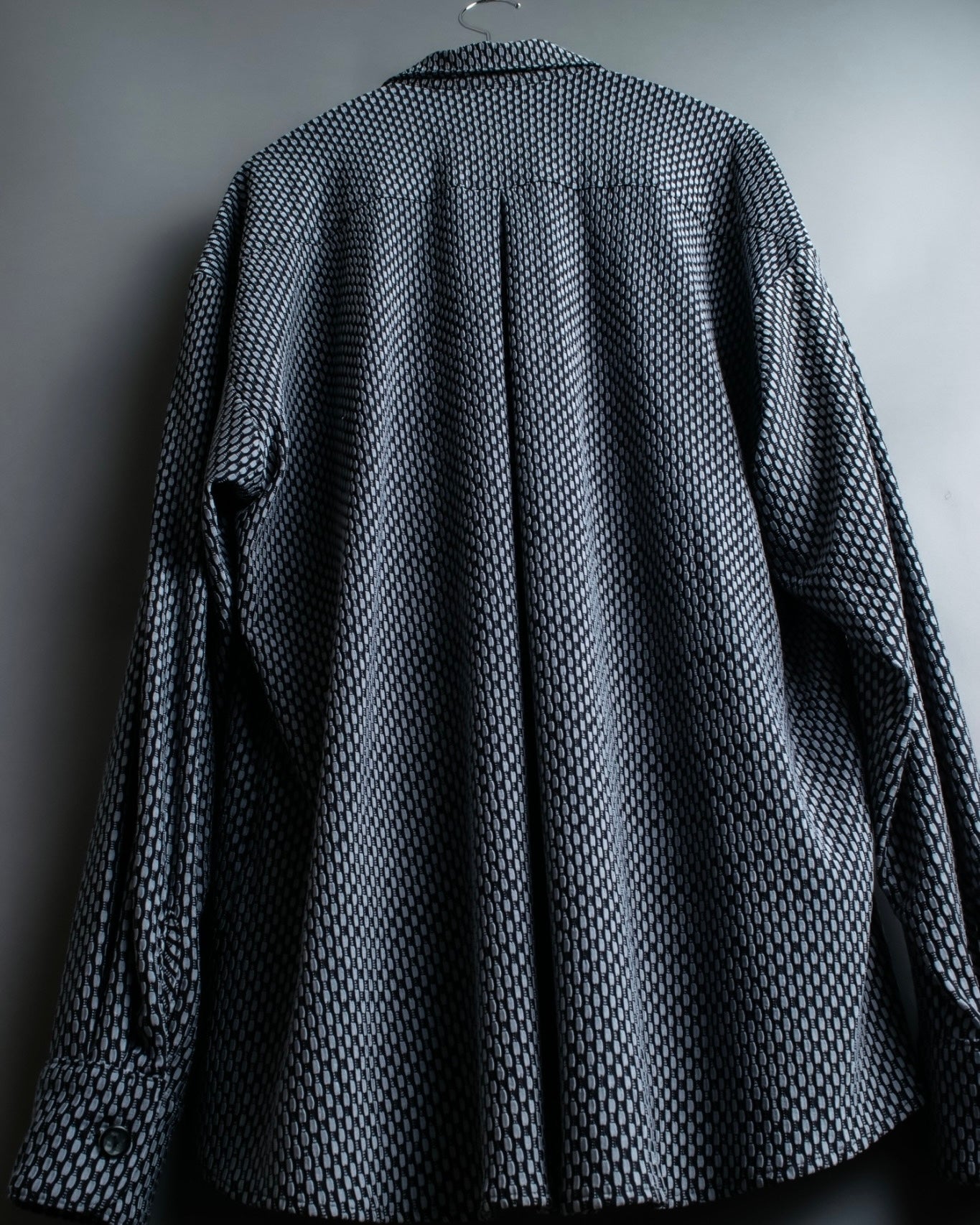 Vintage three-dimensional processed monotone polyester shirt