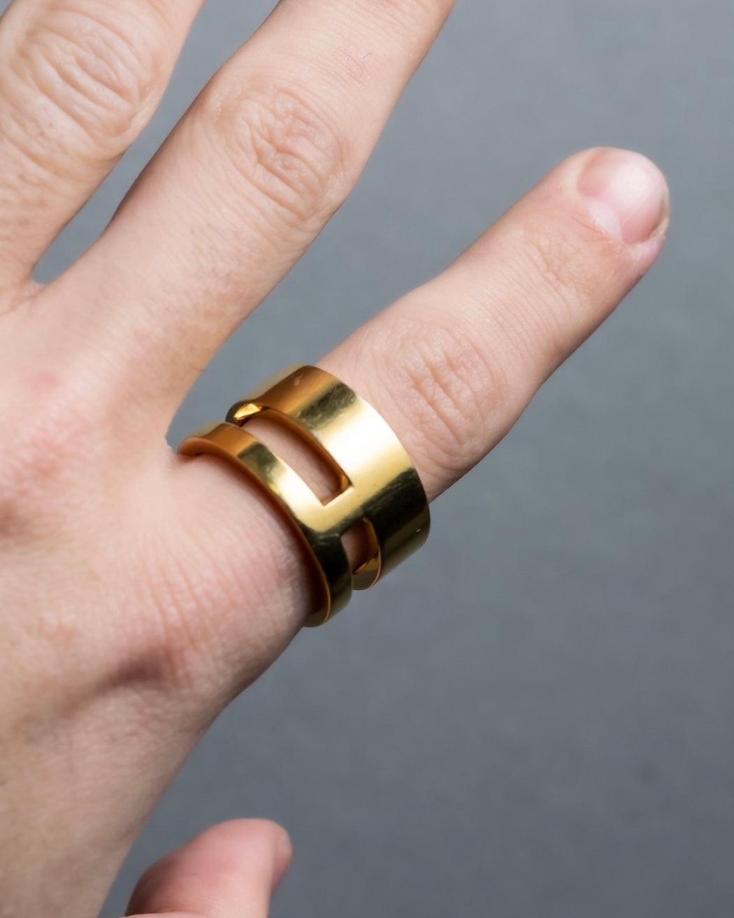 "FENDI" Bugs series iconic gold ring