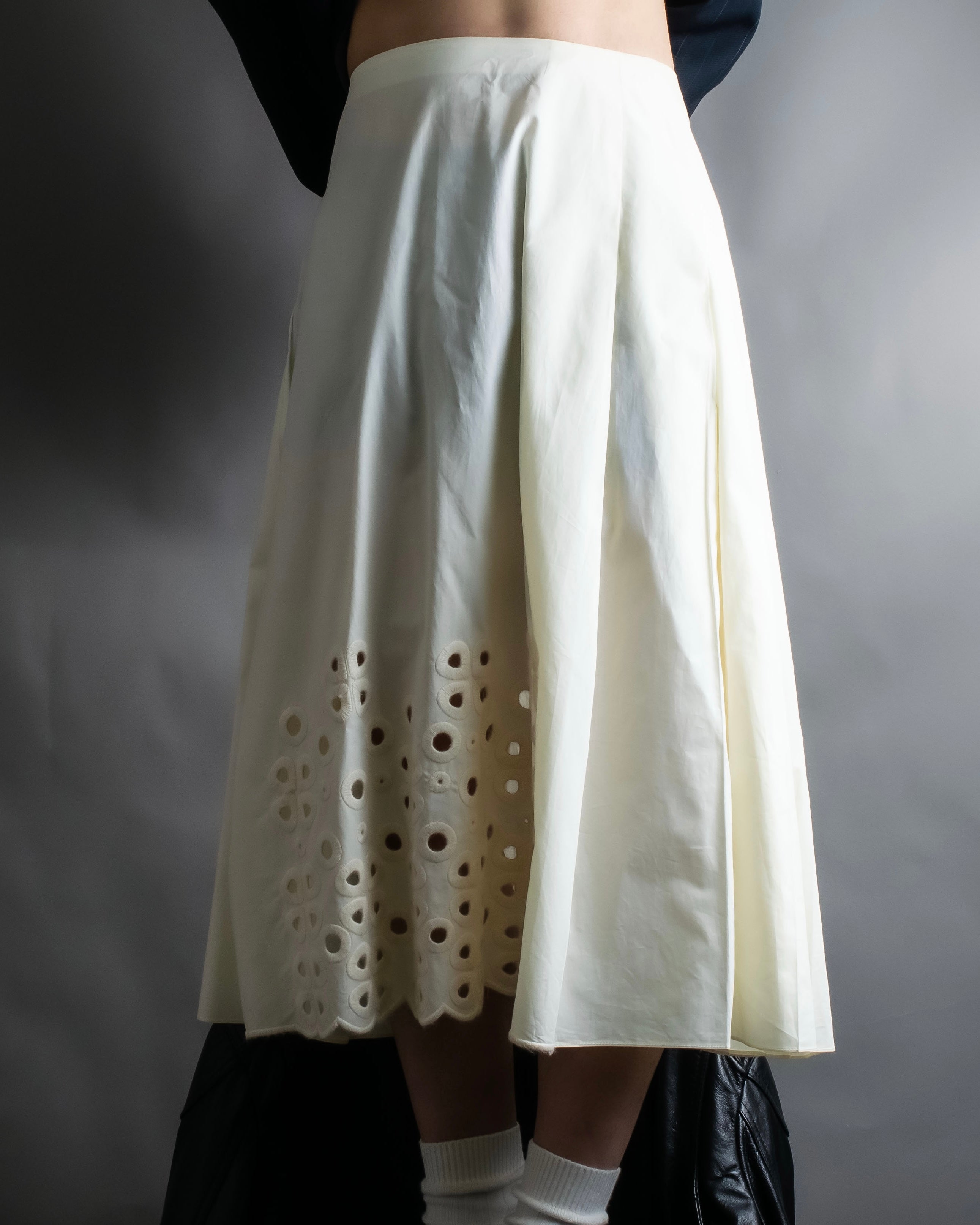 "FENDI" hole pattern and tack designed skirt