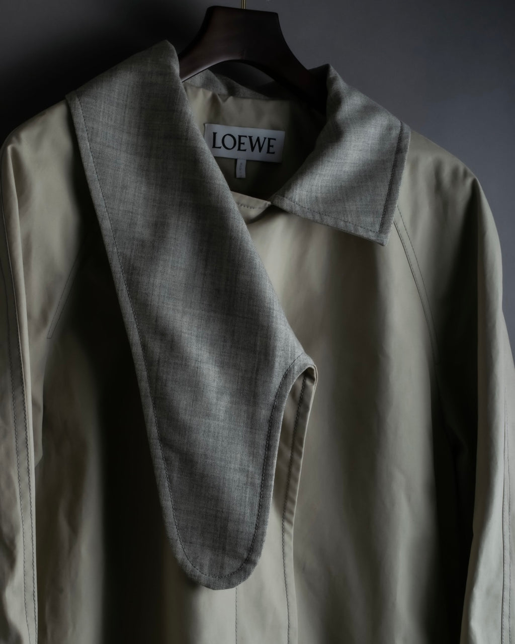 "LOEWE" Beautiful curved lapel raglan spring coat