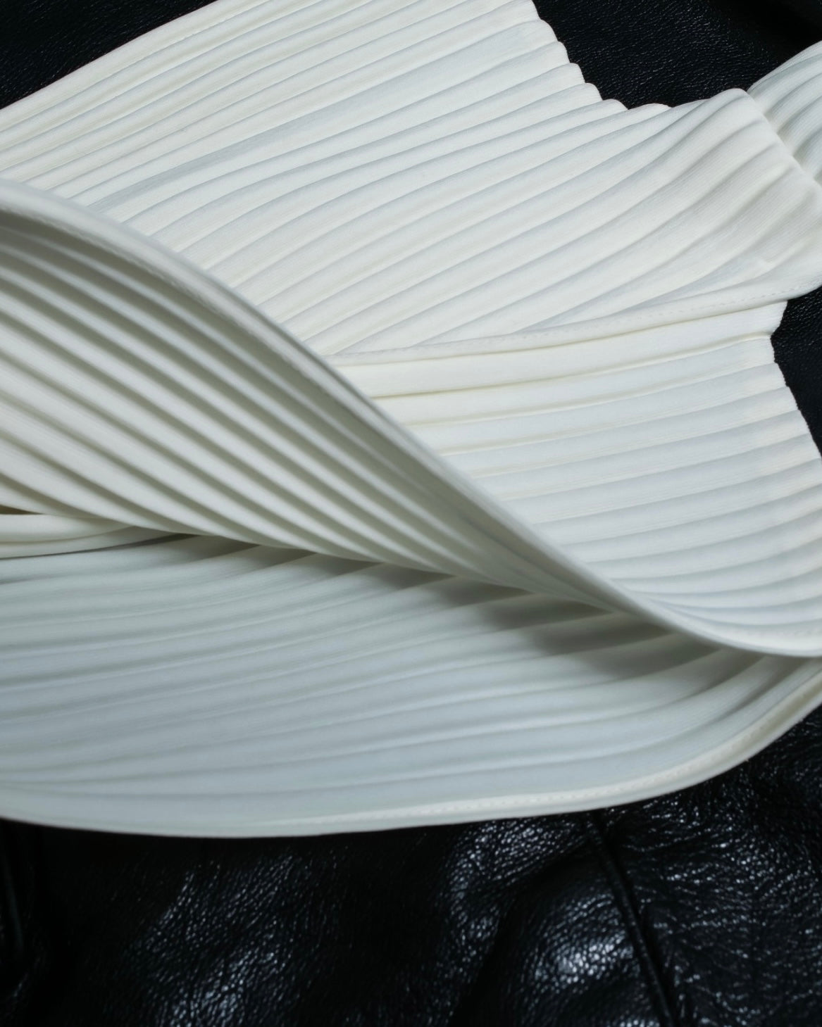 ＂Issey Miyake"pleated body bag