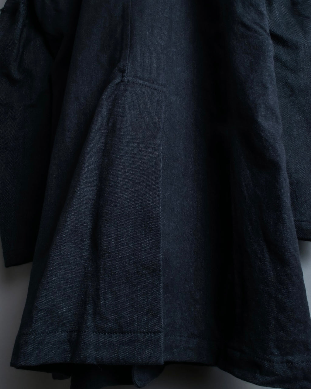 "THE Tea Ash" Arm material cut coat