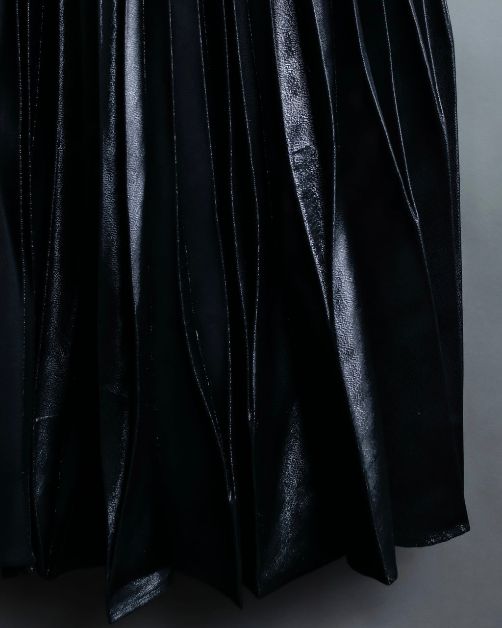 "UN3D." Shiny three-dimensional pleated skirt