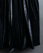 "UN3D." Shiny three-dimensional pleated skirt