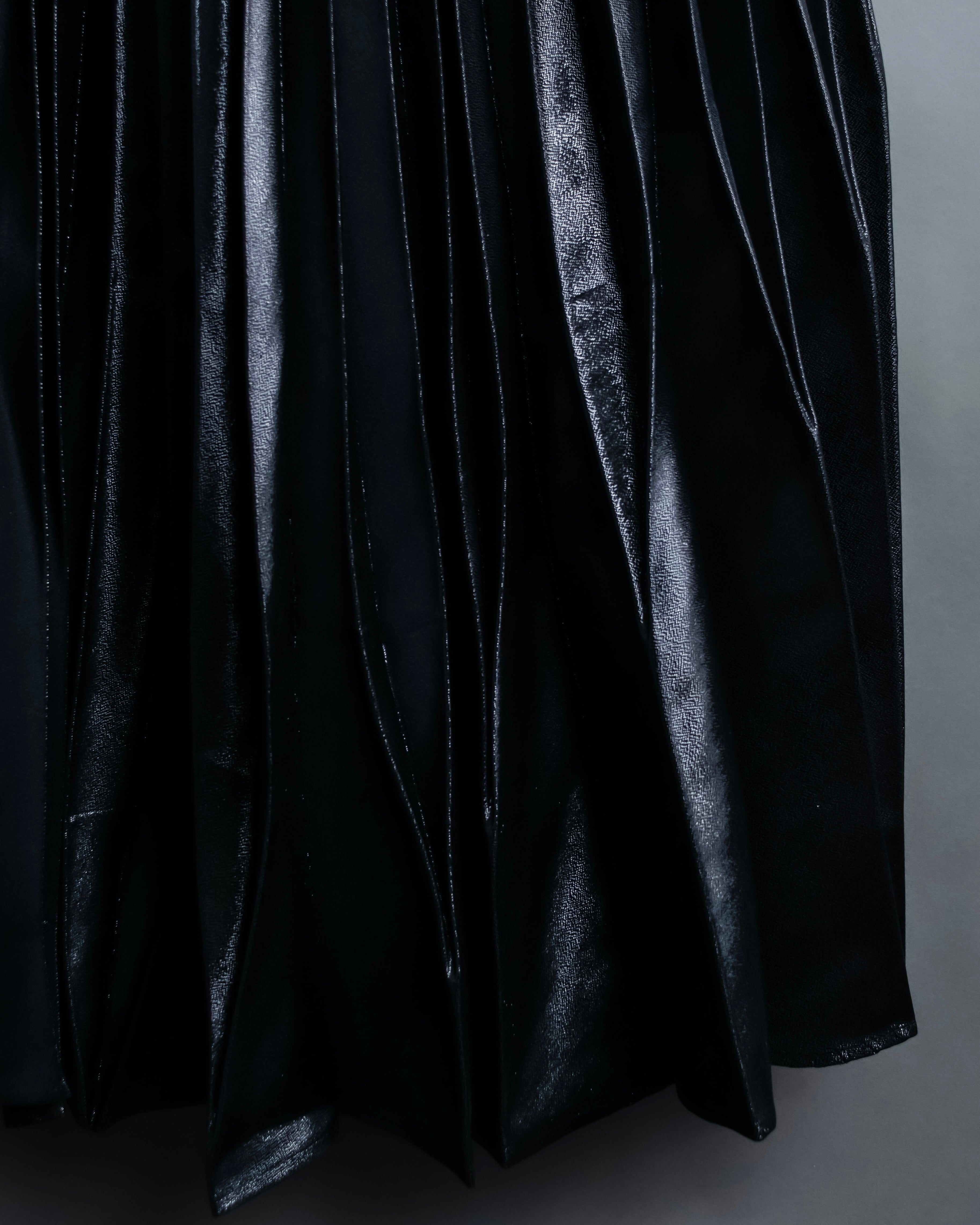 "UN3D." Shiny three-dimensional pleated skirt