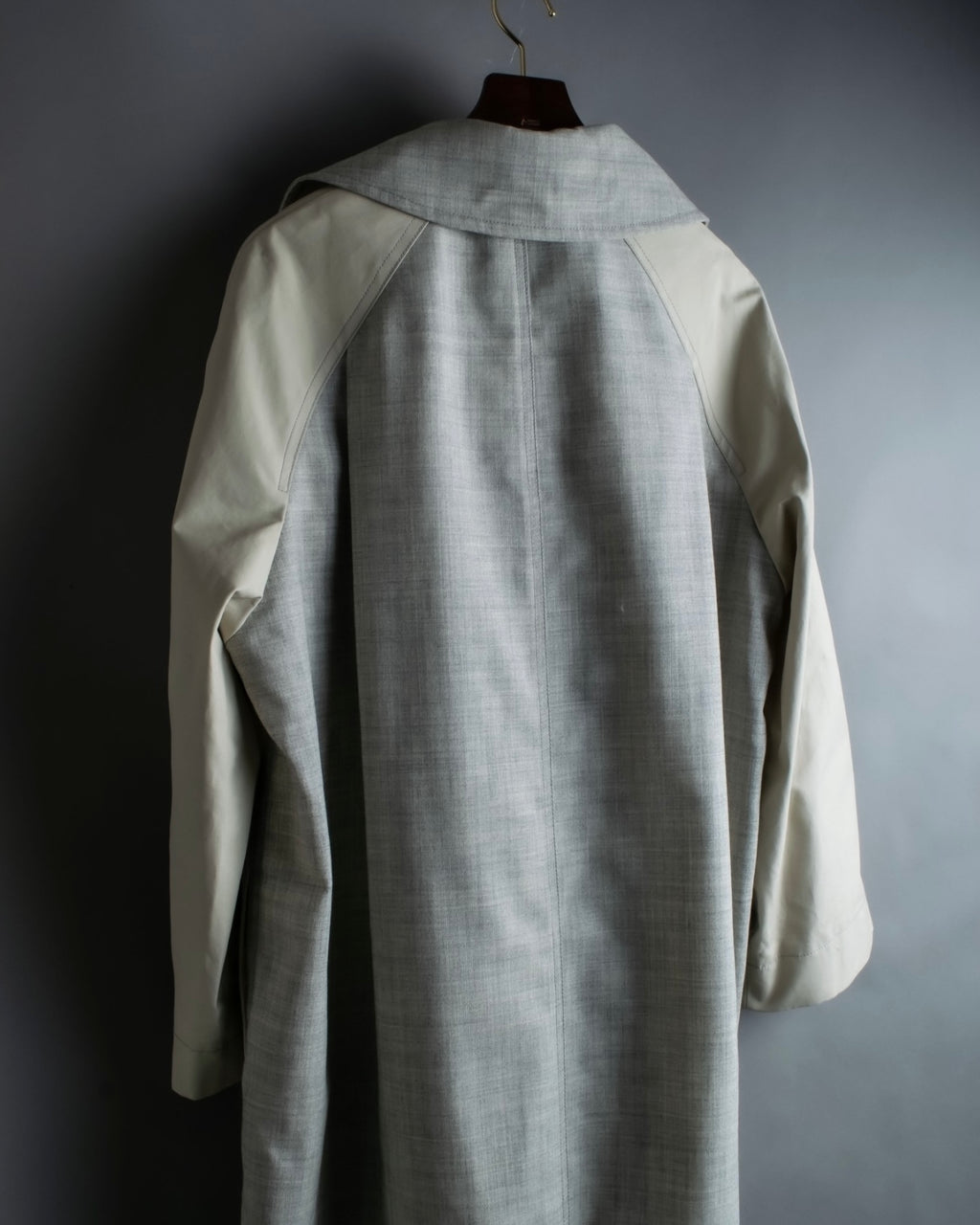 "LOEWE" Beautiful curved lapel raglan spring coat