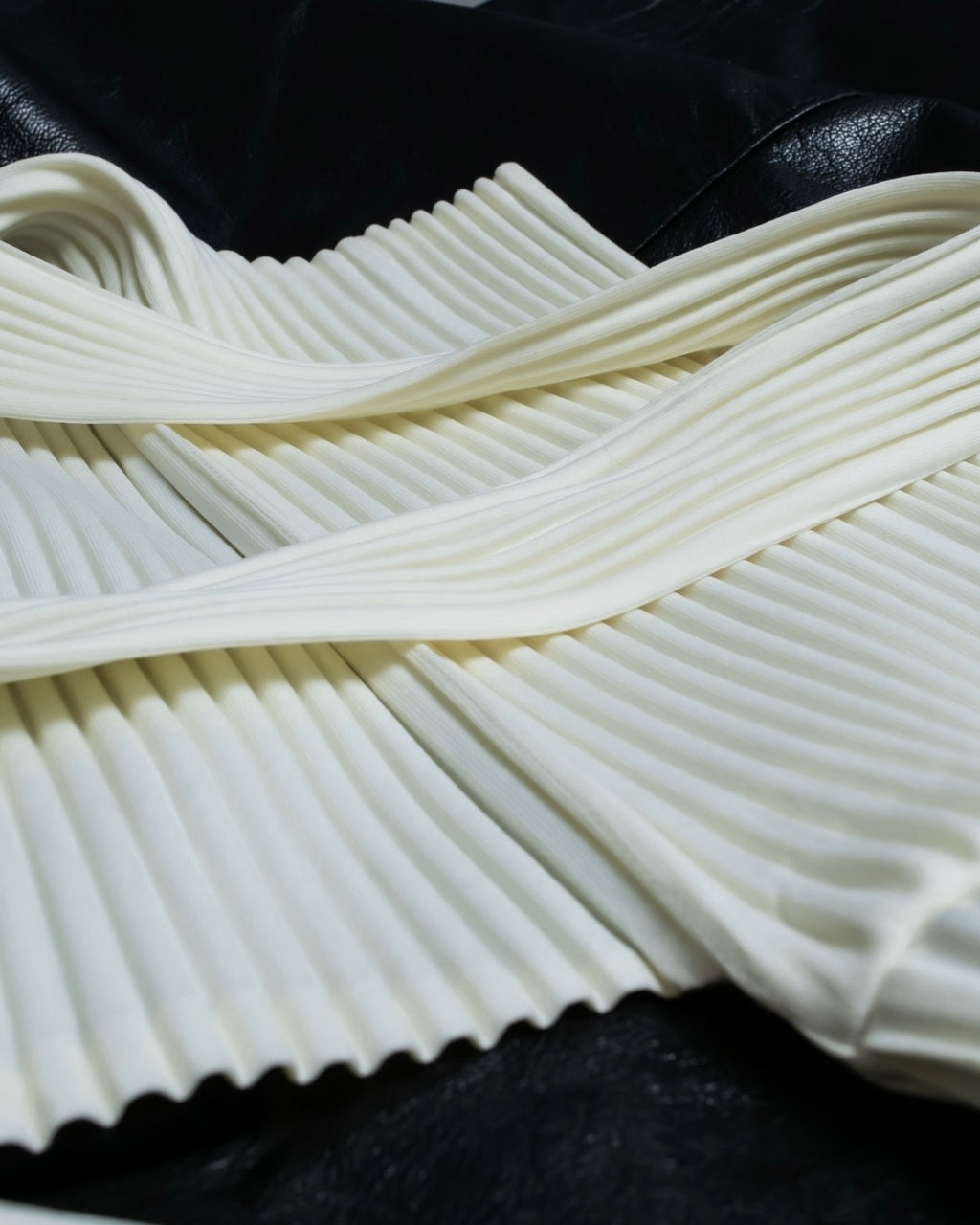 ＂Issey Miyake"pleated body bag