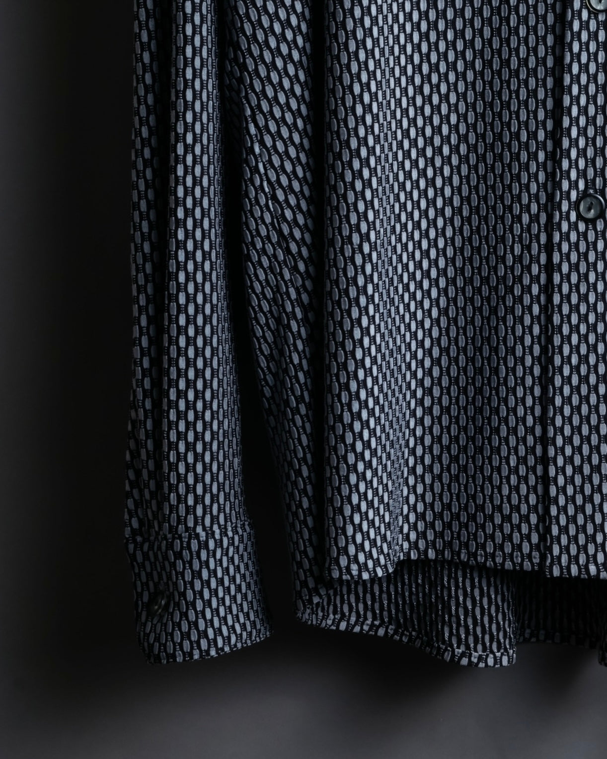 Vintage three-dimensional processed monotone polyester shirt