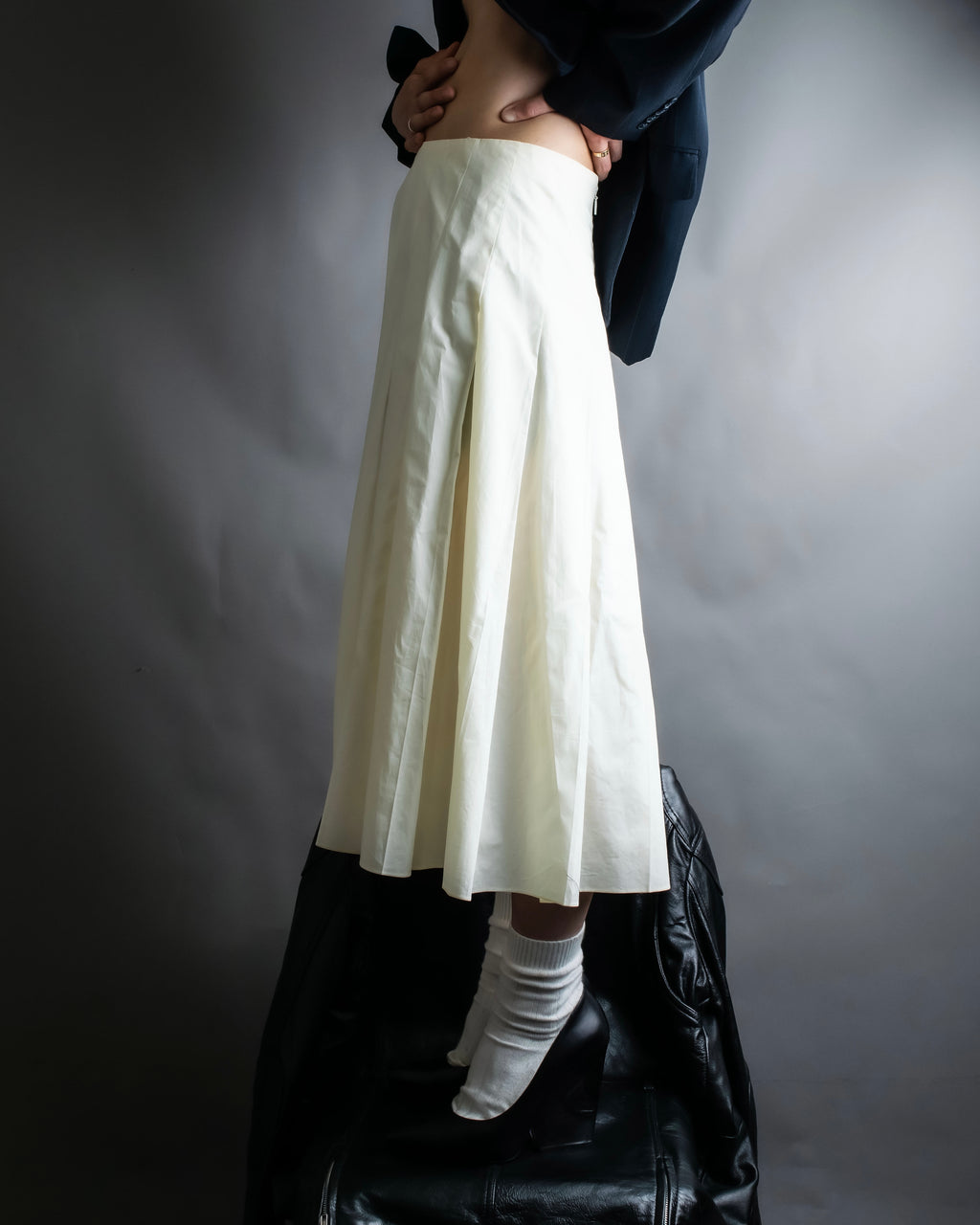 "FENDI" hole pattern and tack designed skirt