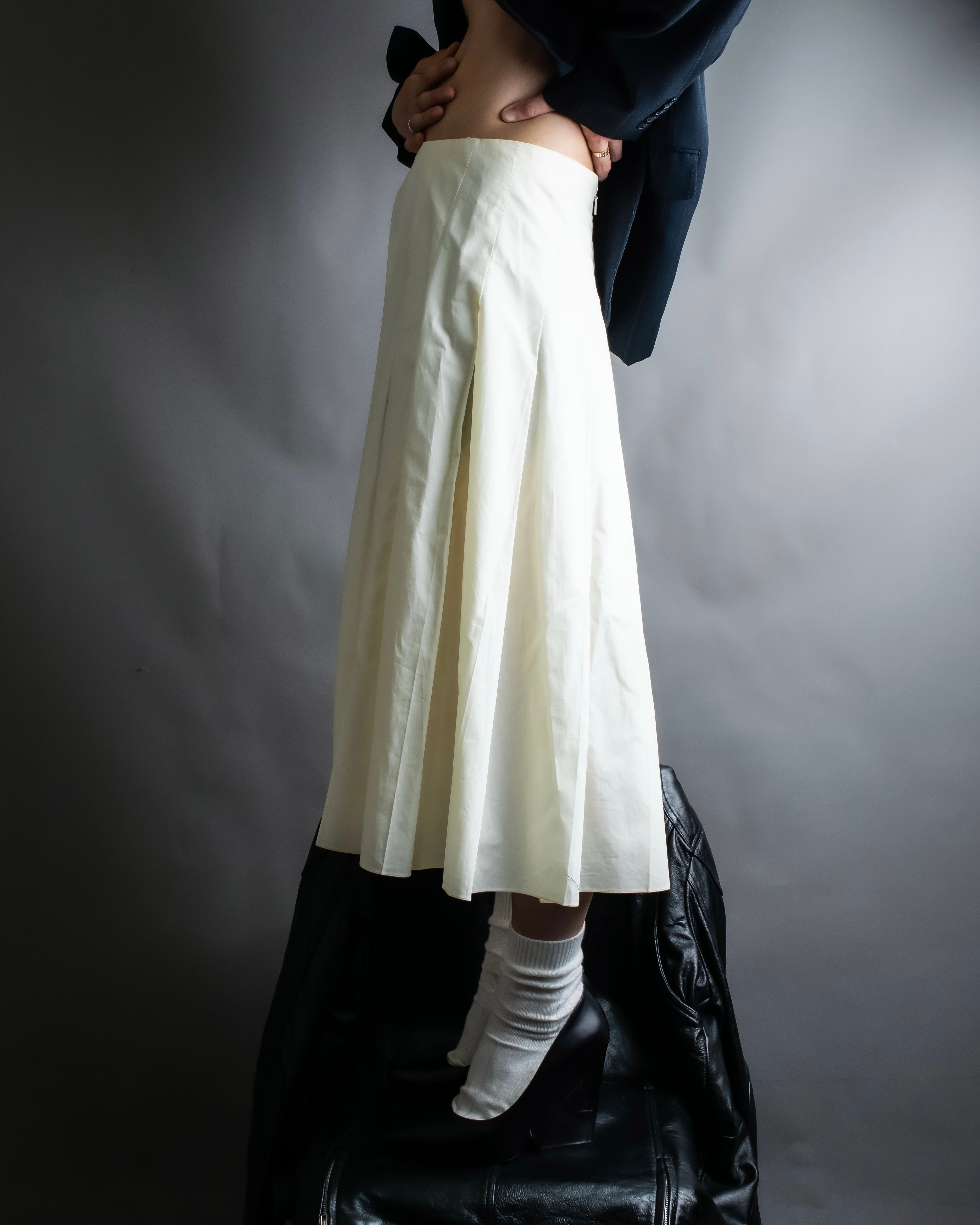 "FENDI" hole pattern and tack designed skirt