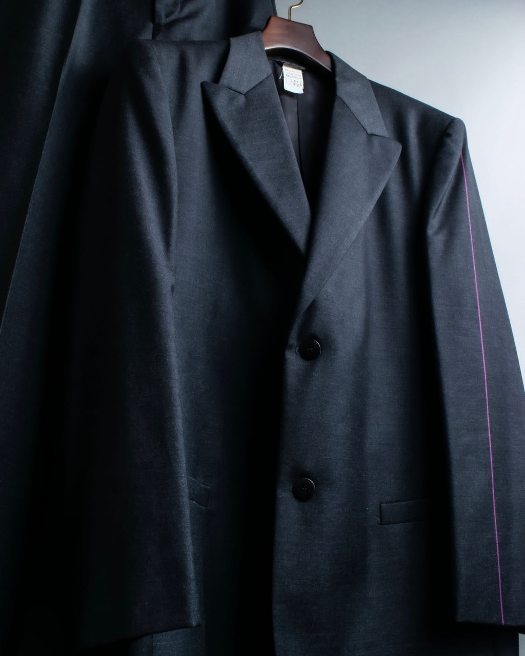 "GIANNI VERSACE" Arm line design peak lapel setup