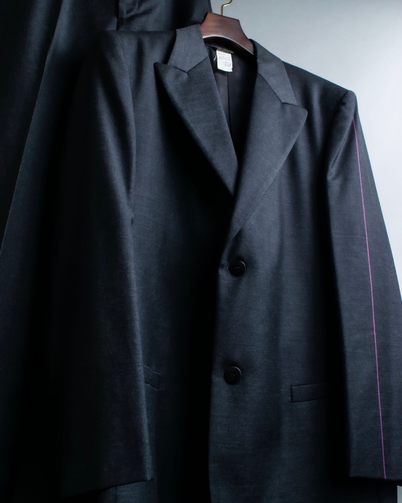 "GIANNI VERSACE" Arm line design peak lapel setup