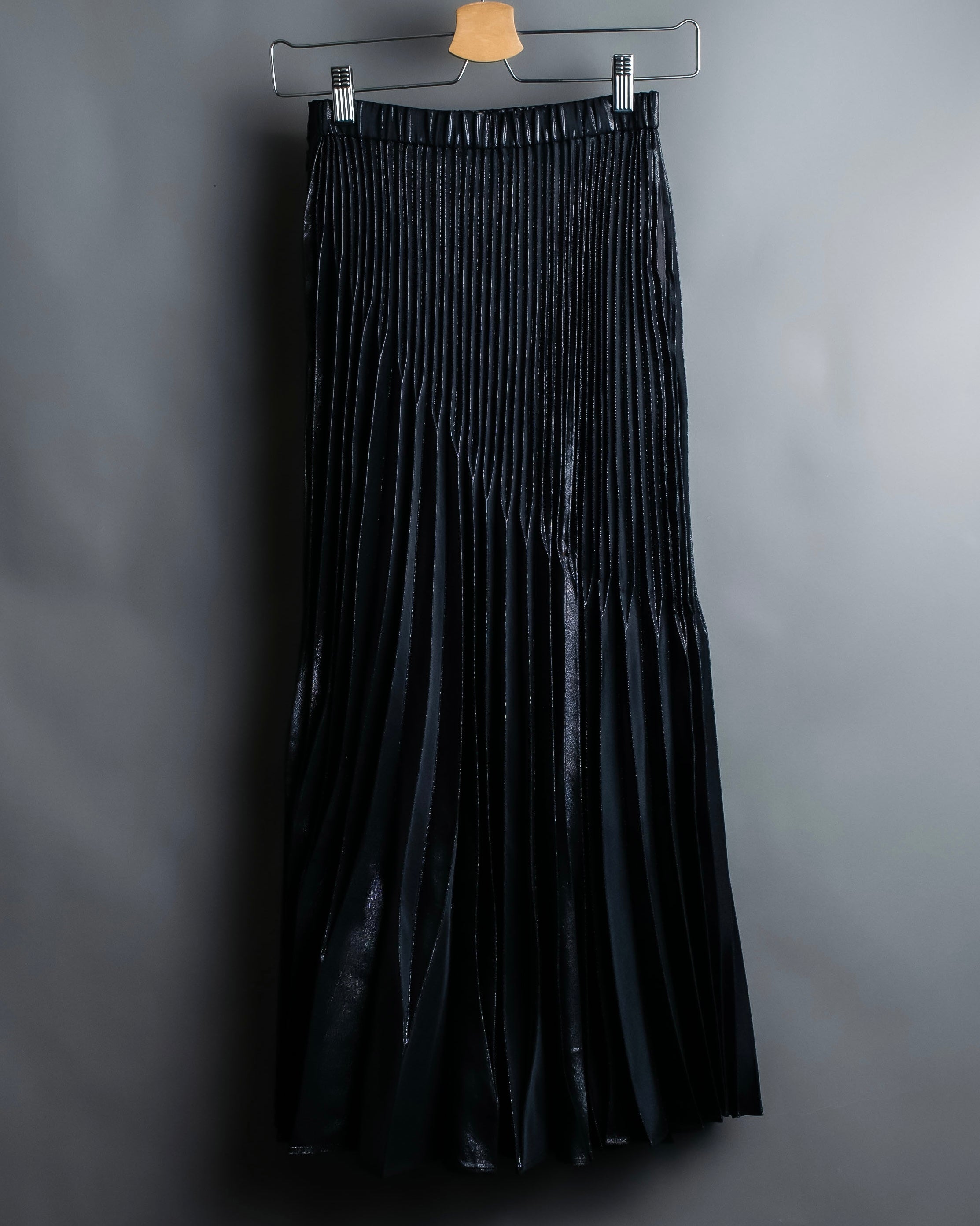 "UN3D." Shiny three-dimensional pleated skirt
