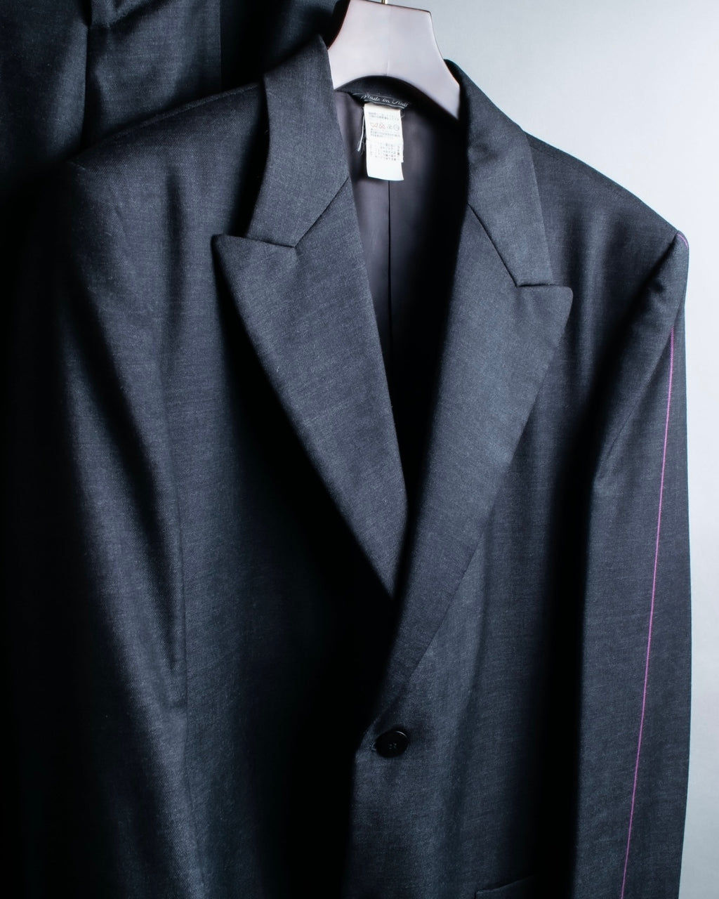 "GIANNI VERSACE" Arm line design peak lapel setup