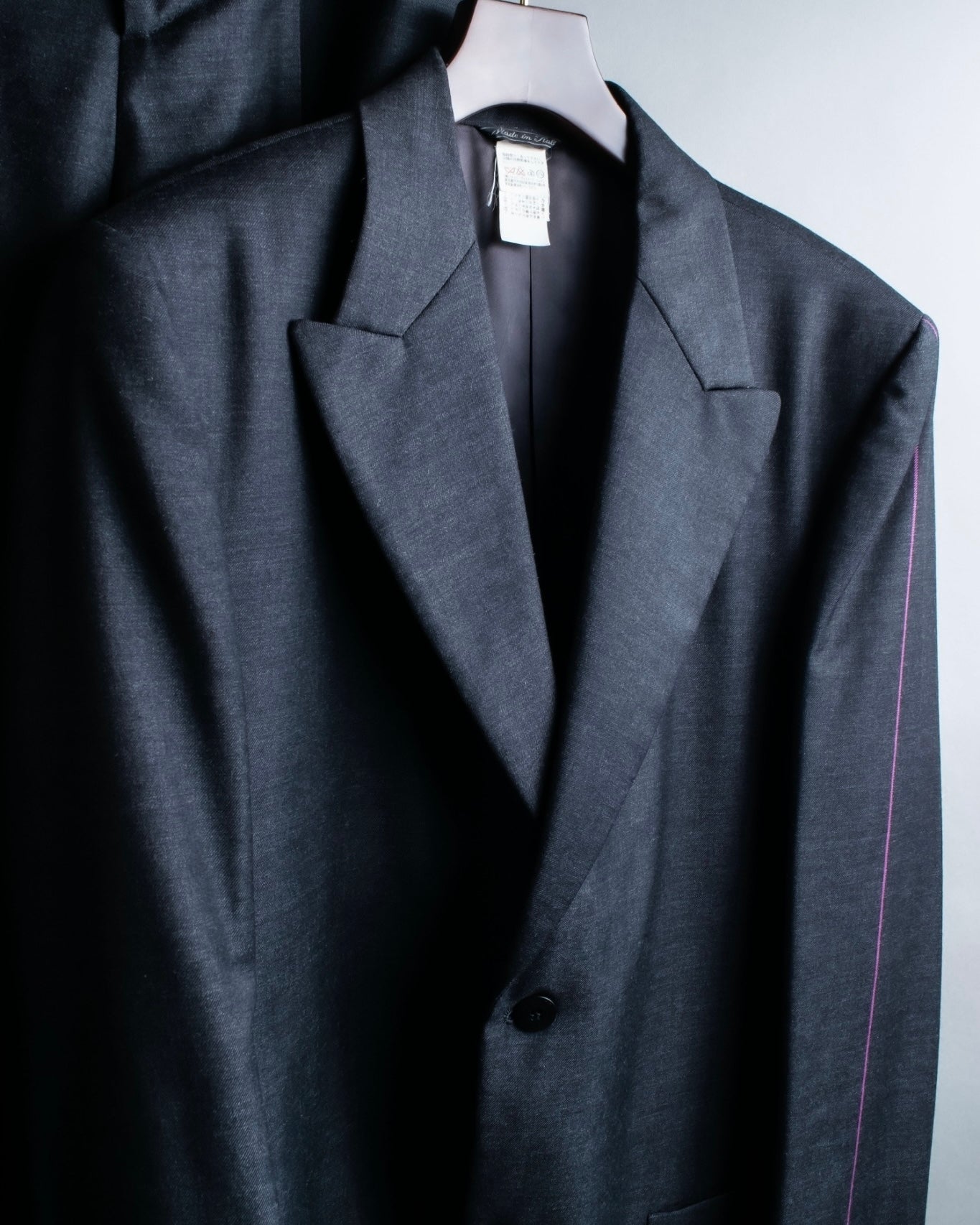 "GIANNI VERSACE" Arm line design peak lapel setup