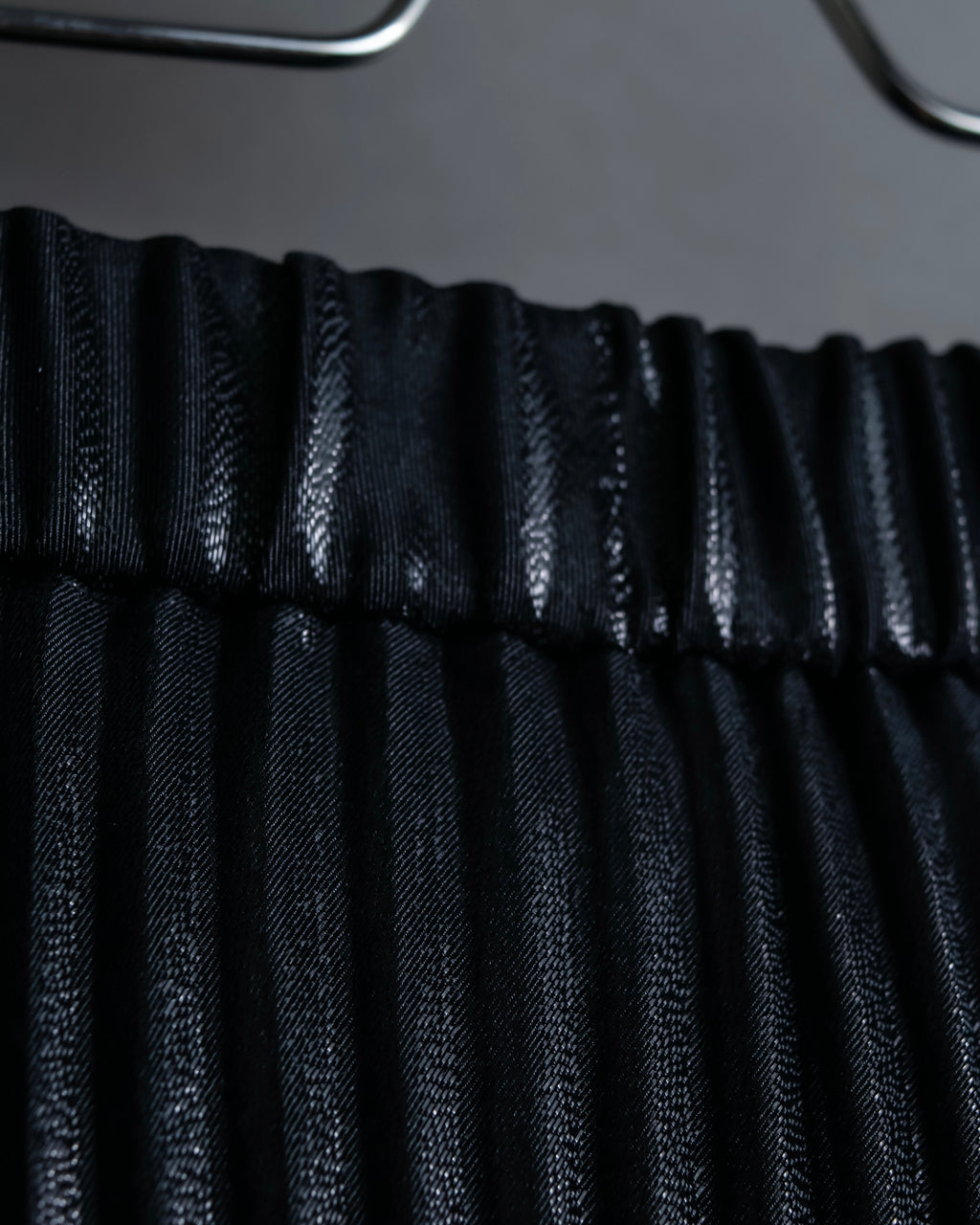 "UN3D." Shiny three-dimensional pleated skirt