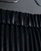 "UN3D." Shiny three-dimensional pleated skirt