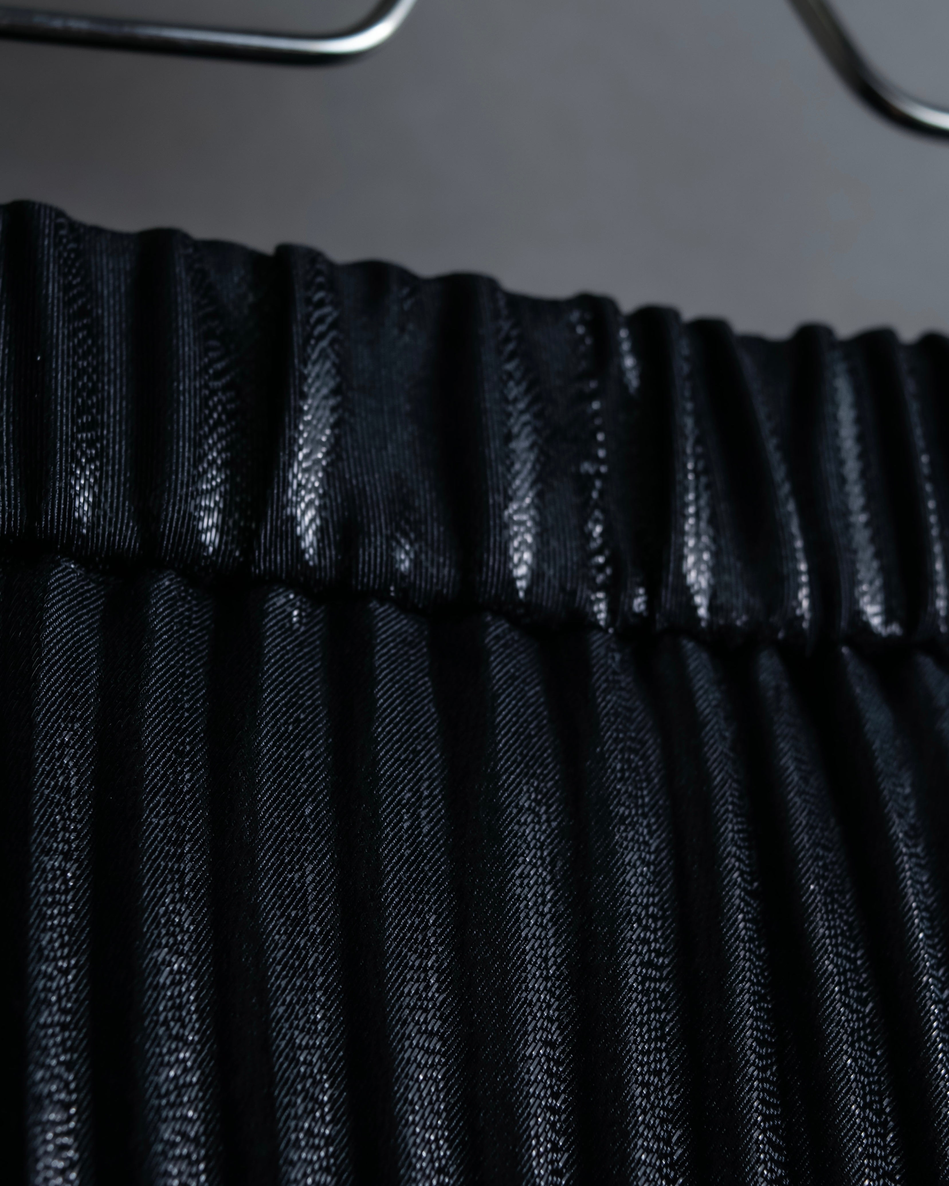 "UN3D." Shiny three-dimensional pleated skirt