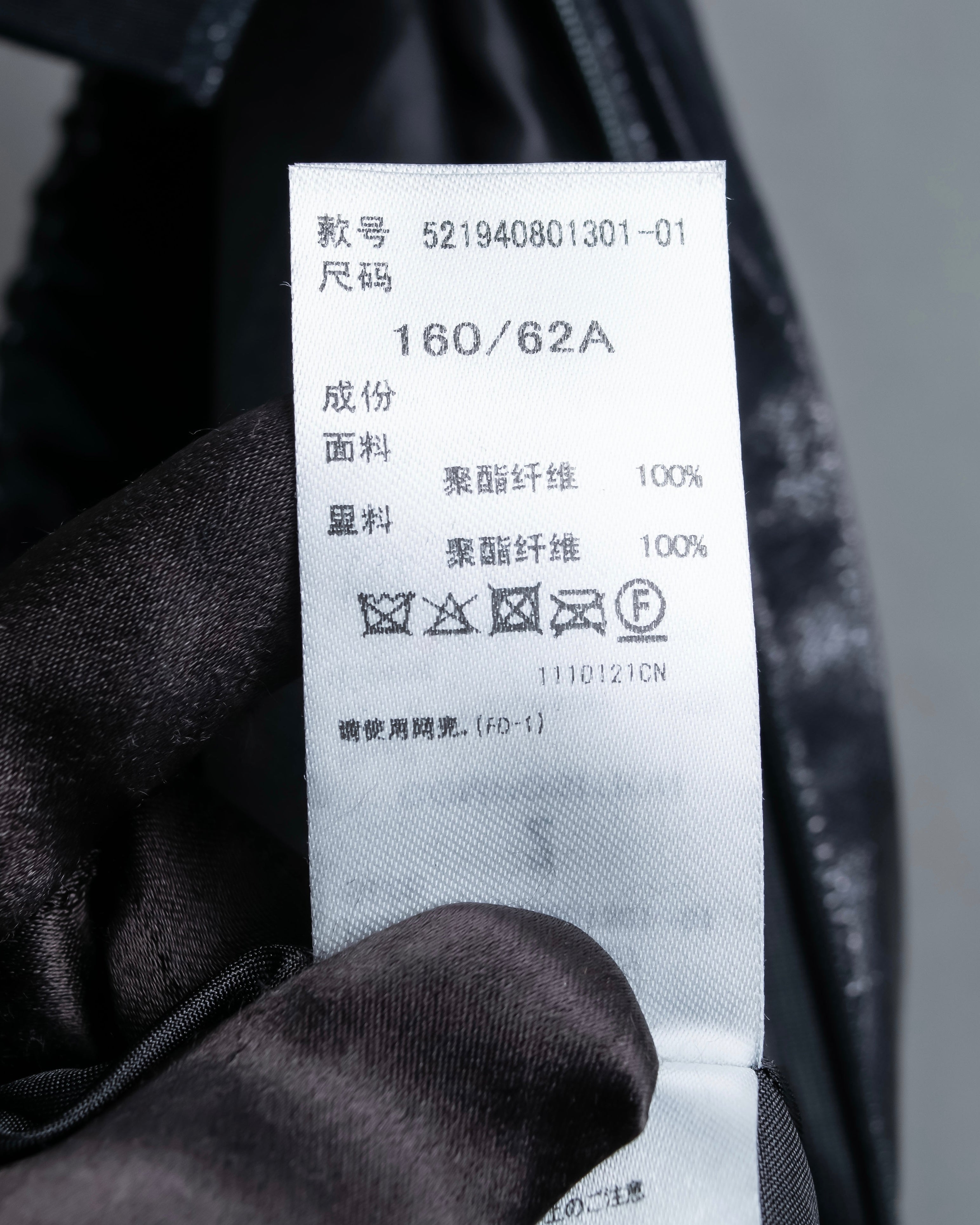 "UN3D." Shiny three-dimensional pleated skirt