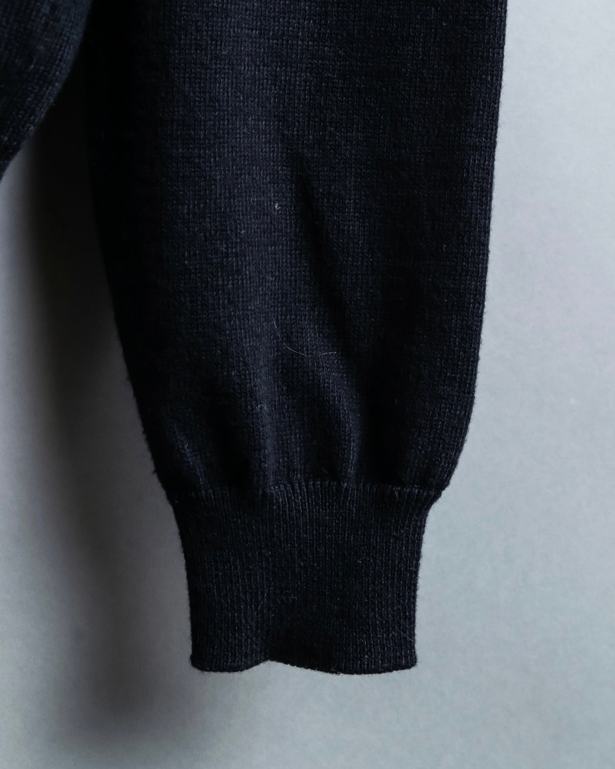 "BIKKEMBERGS" V line design knit
