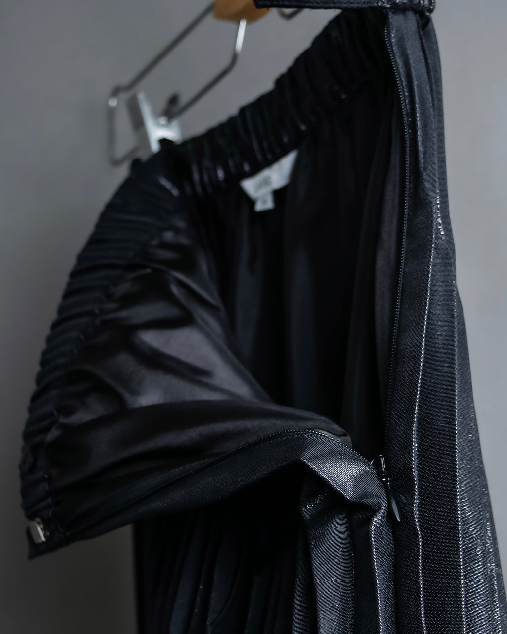 "UN3D." Shiny three-dimensional pleated skirt