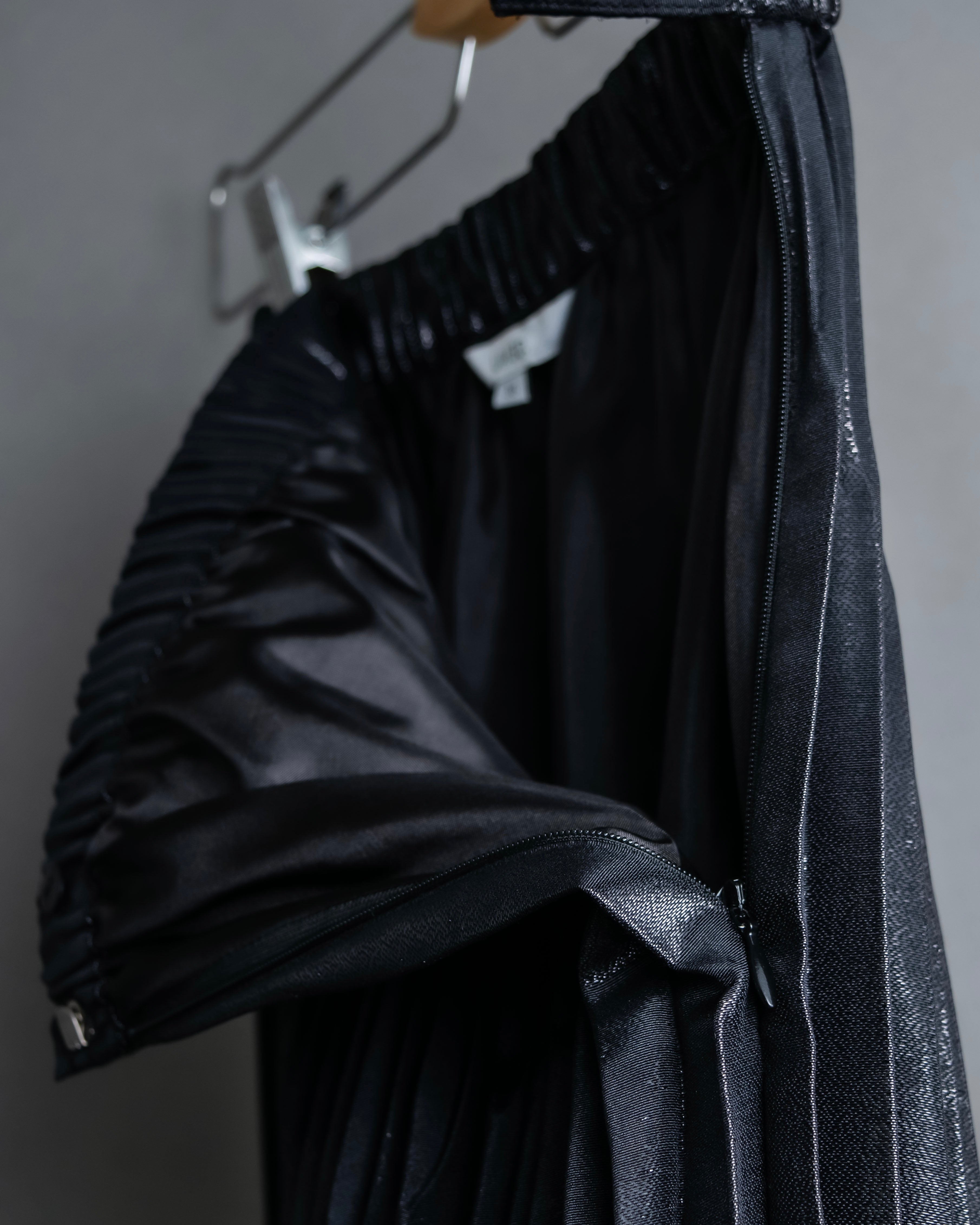 "UN3D." Shiny three-dimensional pleated skirt