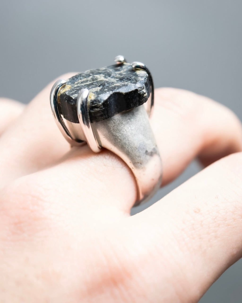 “Maison Margiela” Four stitches designed stone ring