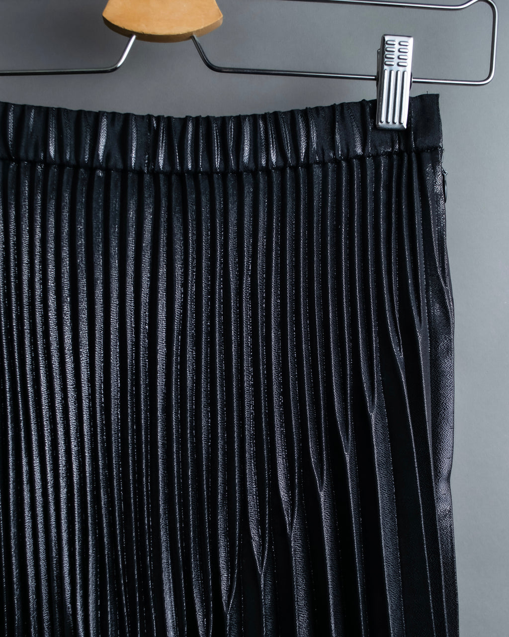 "UN3D." Shiny three-dimensional pleated skirt