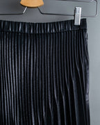 "UN3D." Shiny three-dimensional pleated skirt