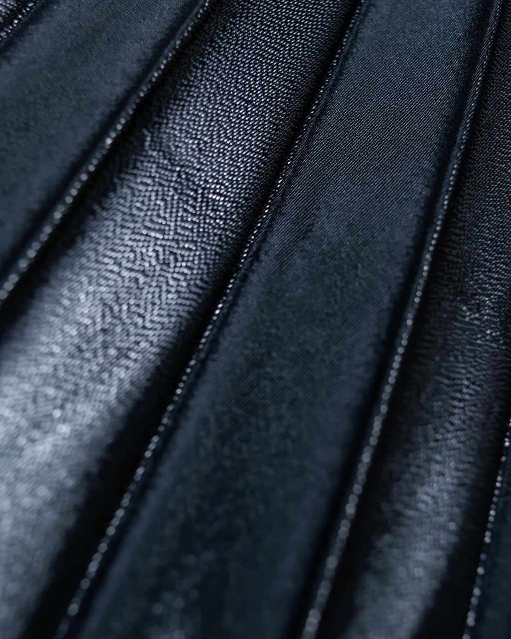"UN3D." Shiny three-dimensional pleated skirt