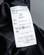 "UN3D." Shiny three-dimensional pleated skirt