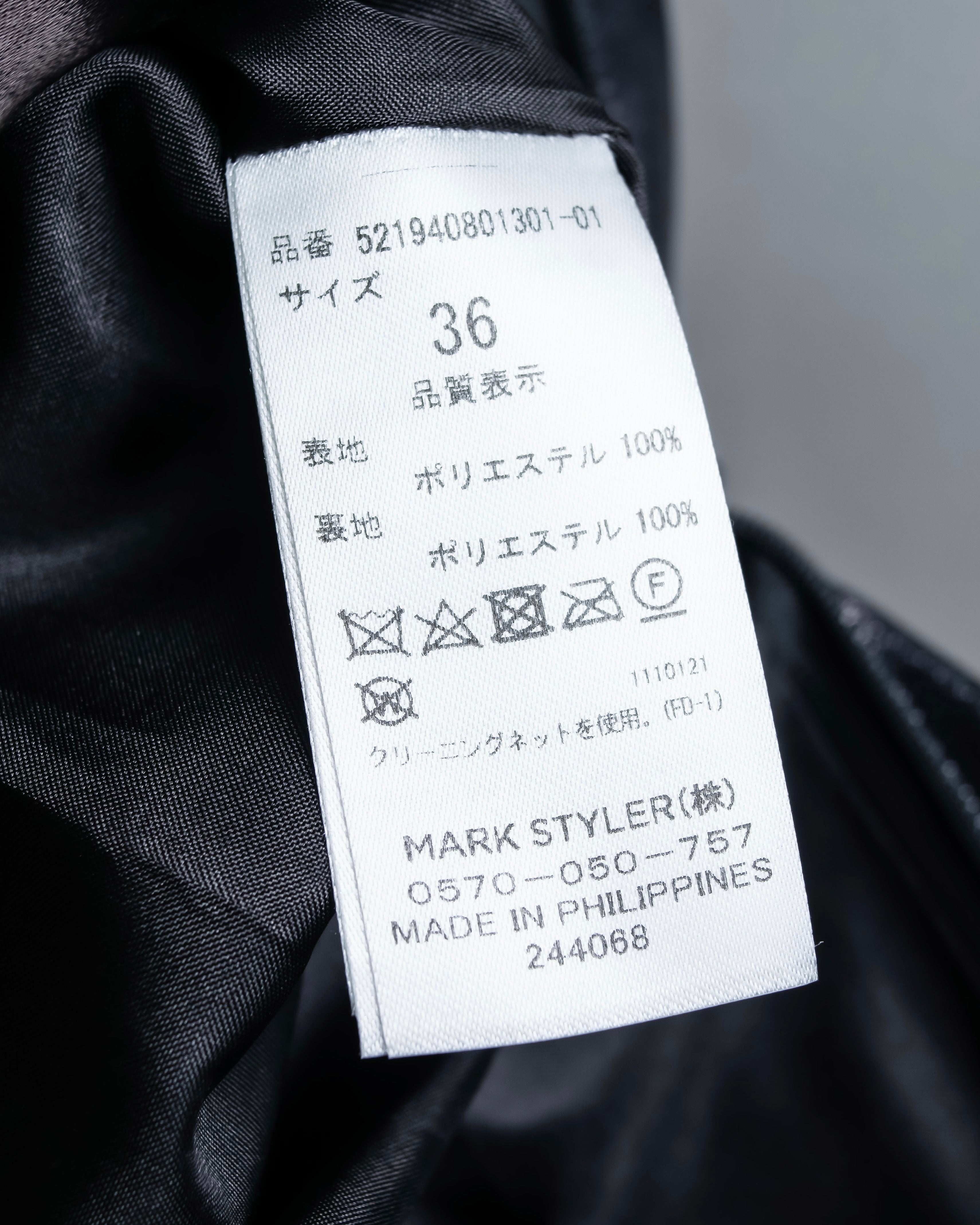 "UN3D." Shiny three-dimensional pleated skirt